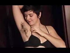 Sexy owłosione cipki babe opowiada o jej niesamowite włosy na ciele