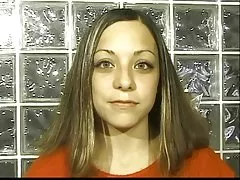 Brunetka wspina się na łóżko i rozkłada nogi