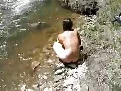 Morgan, kąpiel w rzece
